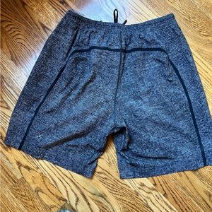 Men’s 7” lined Lululemon Pace Break shorts